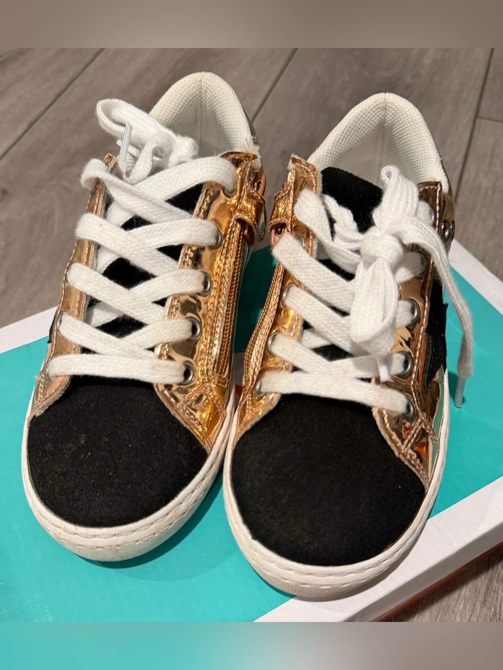 HOO Black and Gold Girls' Low-Top Sneakers